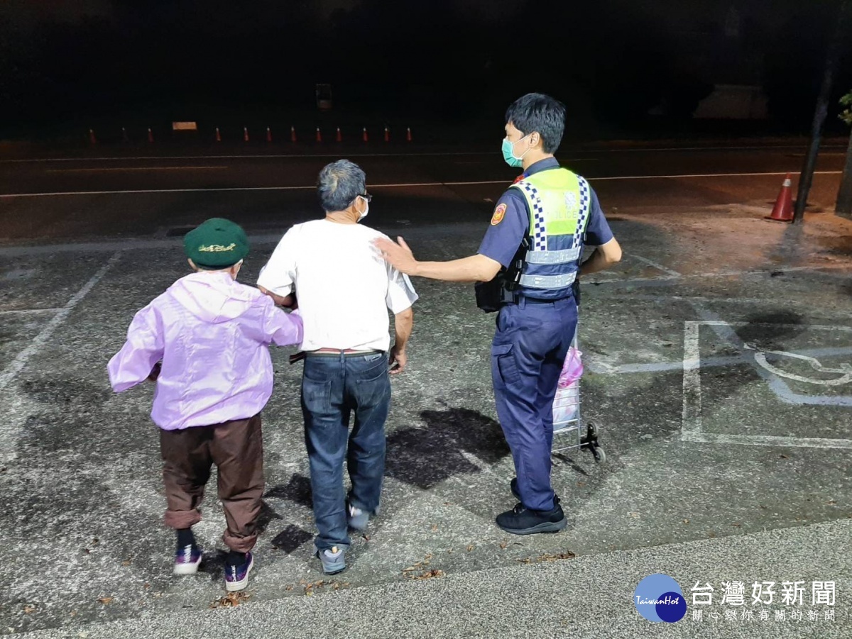 81歲失智婆婆夜晚想買菜迷途，警保護安全回家