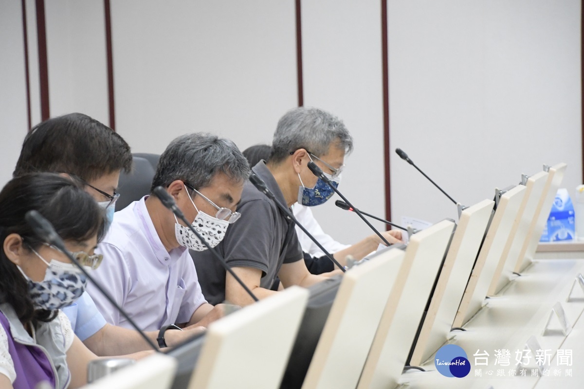 嚴重特殊傳染性肺炎防治應變會議,衛生局長葉彥伯說明。圖/彰化縣政府提供