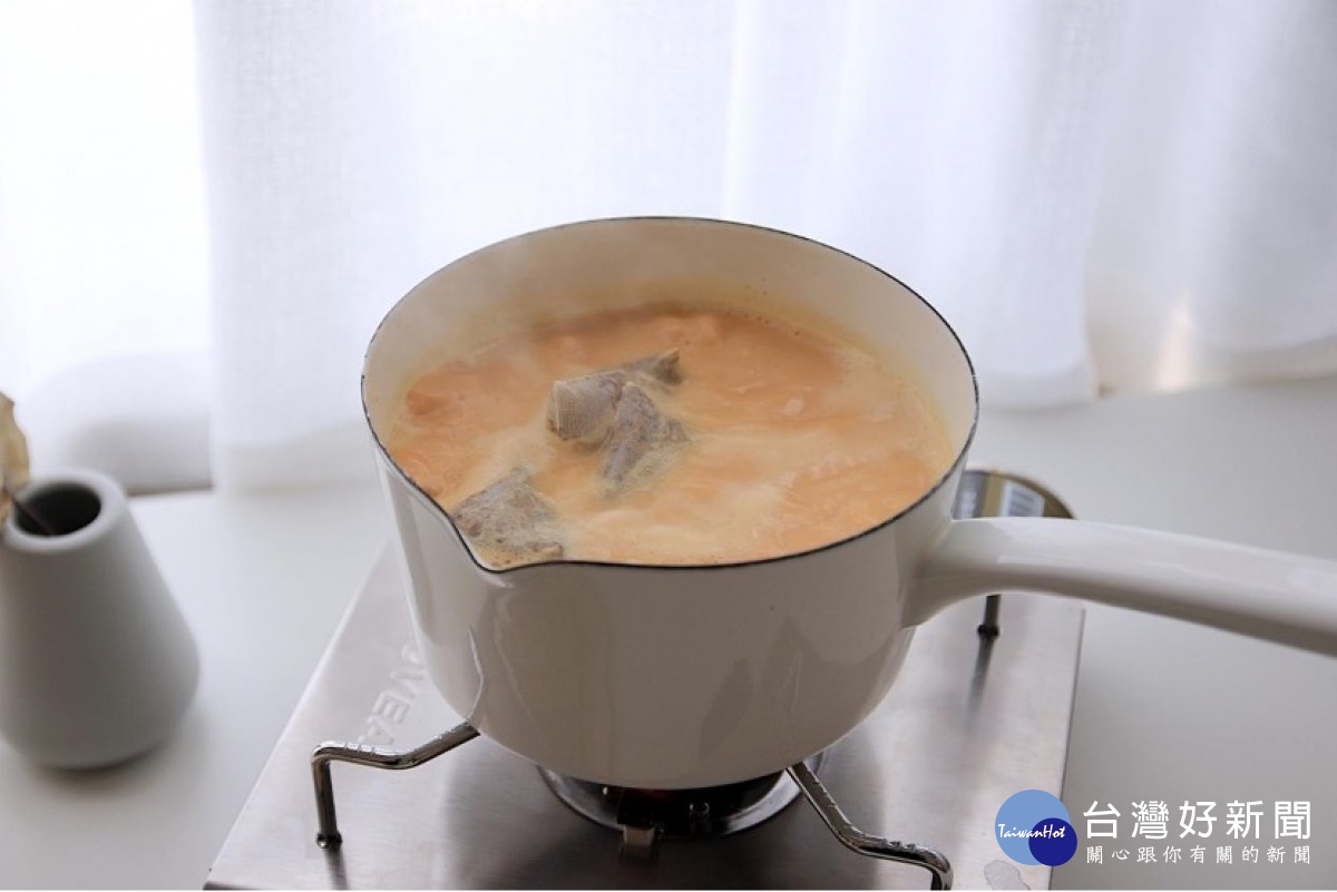 國寶茶不同沖泡方式帶來各式風味,鍋煮奶茶醇厚奶香深獲鐵粉媽媽們喜愛。