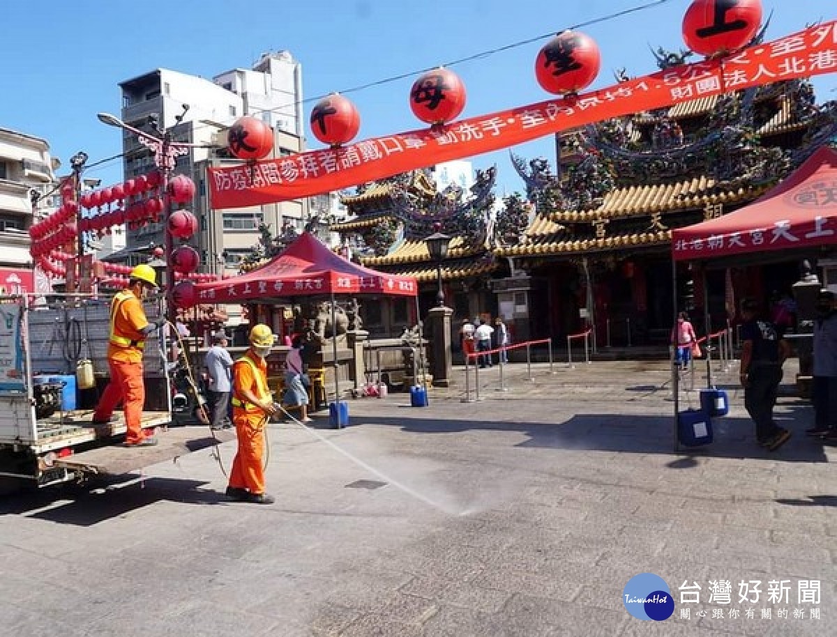 國內疫情蔓延，警戒提升至第二級，為防止持續擴大，雲林縣府加強公共環境消毒作業。