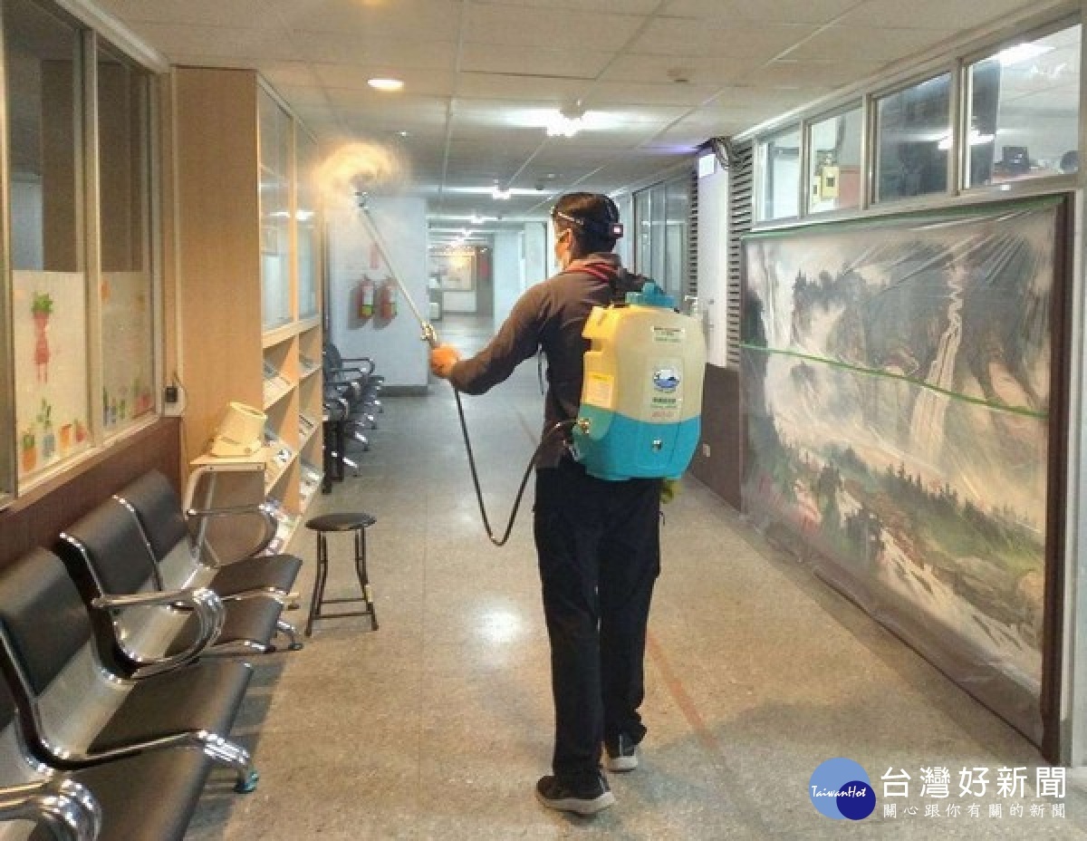國內疫情蔓延，警戒提升至第二級，為防止持續擴大，雲林縣府加強公共環境消毒作業。