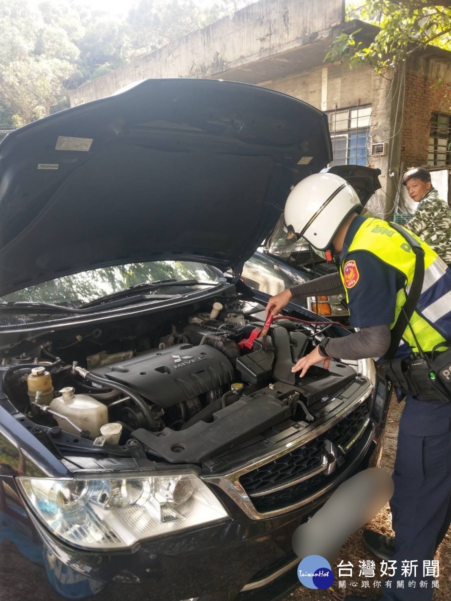 警員拿出接電器材，順利將周民汽車發動