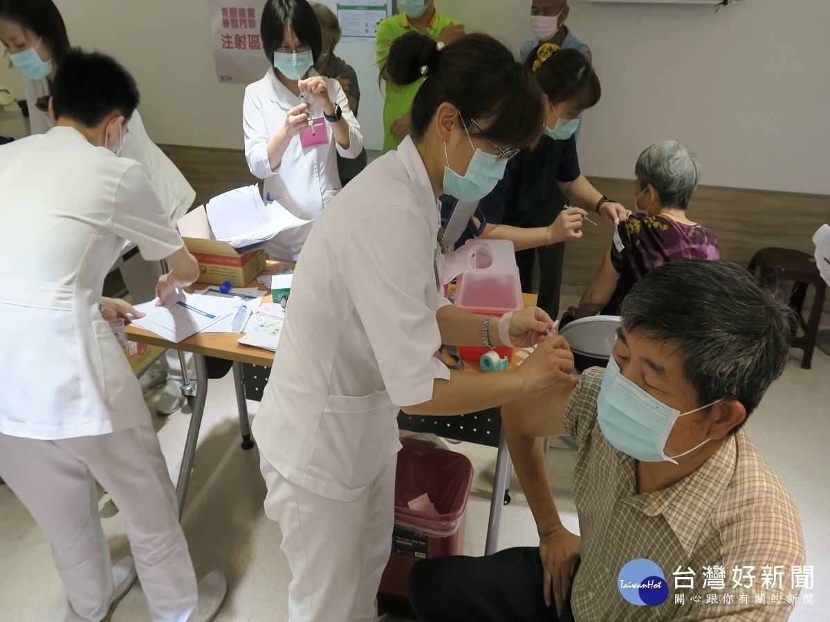 連3日感染新冠肺炎疫情爆增 民眾不預約直殺醫院就是要打疫苗