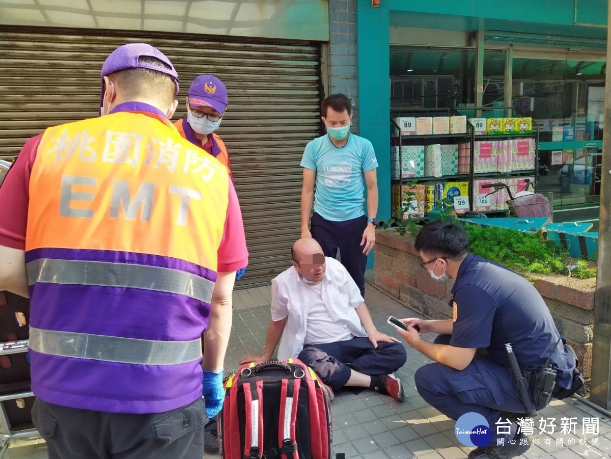 公車司機開車開到暈倒，警方奔赴現場救援，與消防人員合力將司機送醫