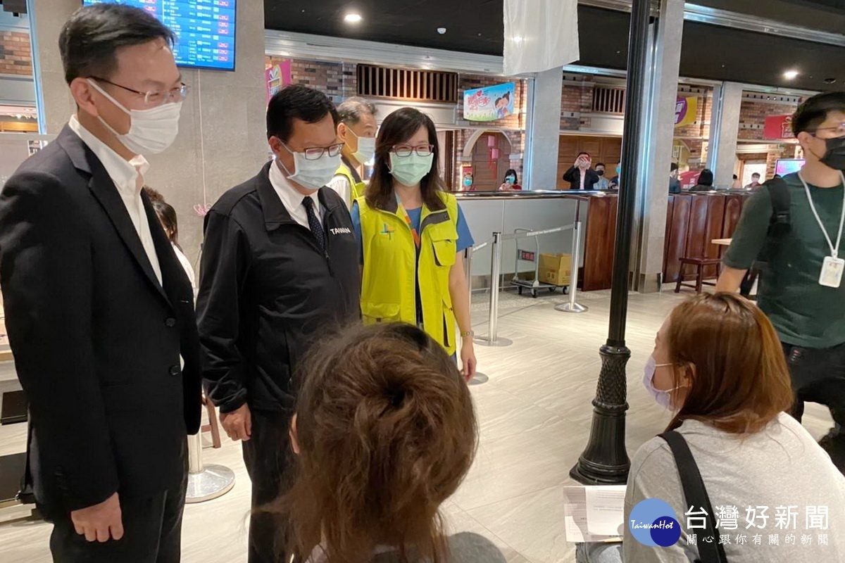 桃園市長鄭文燦前往第二航廈，關懷機場第一線工作人員接種疫苗情形。
