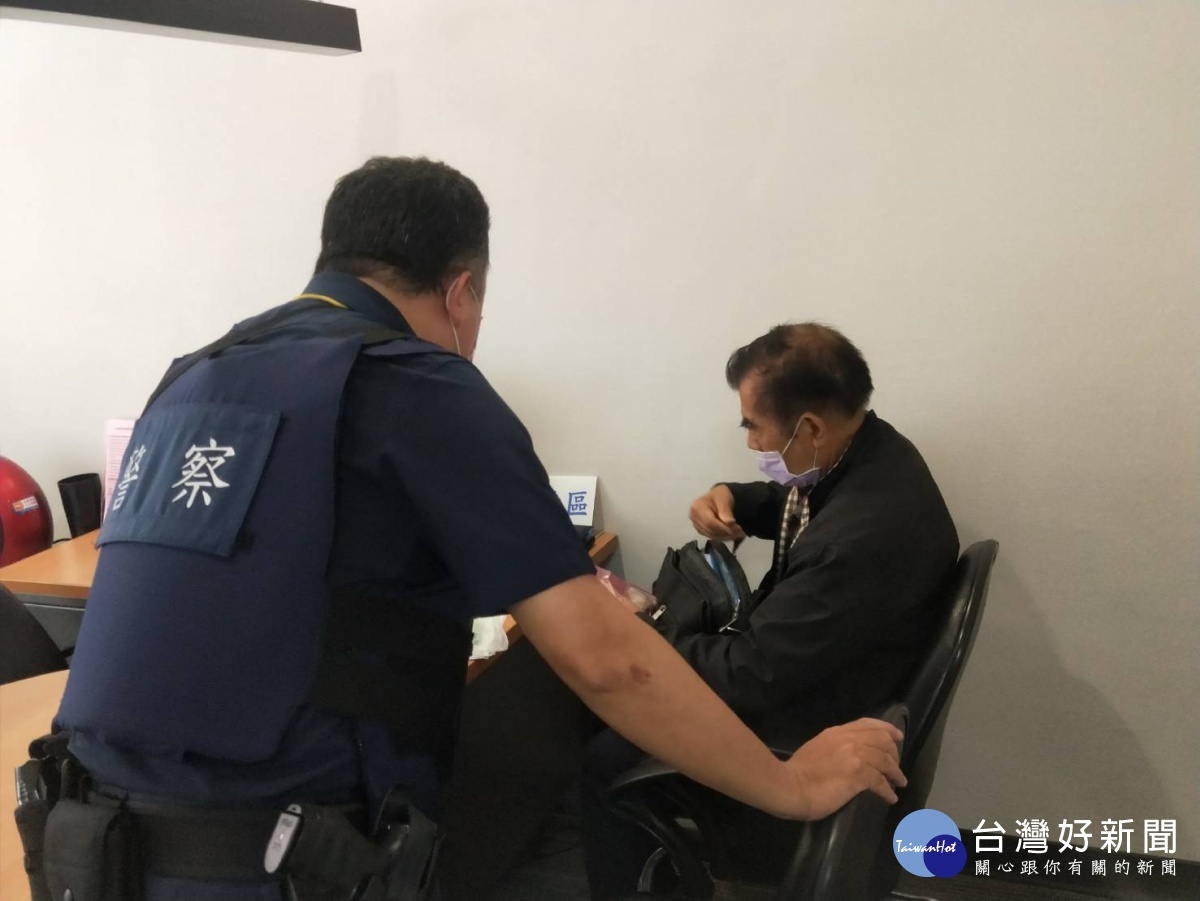 老翁遇「假投資」詐騙,警方、行員即時阻詐