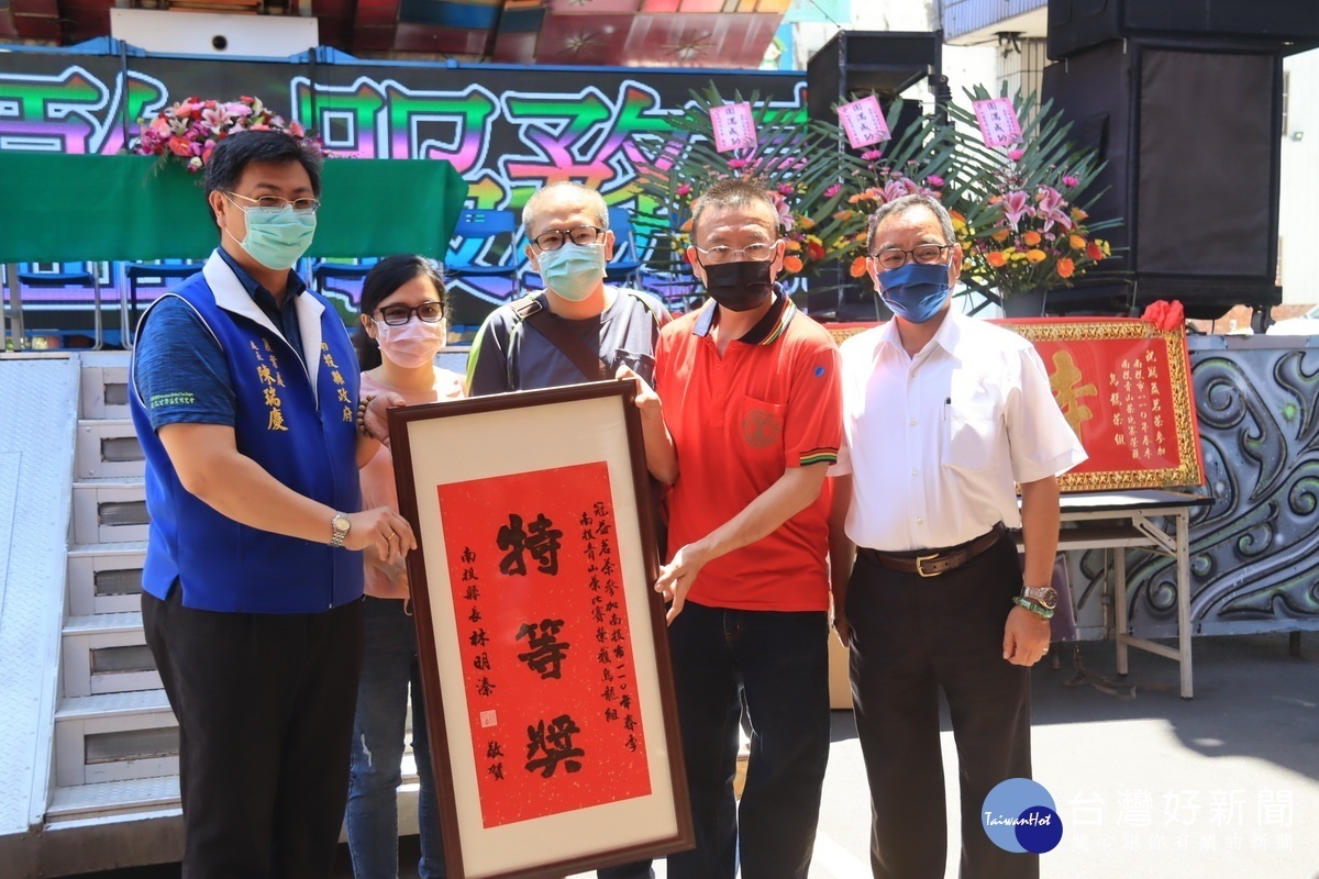 冠益茗茶獲烏龍組特等獎,縣長林明溱也贈賀匾。(記者扶小萍攝)