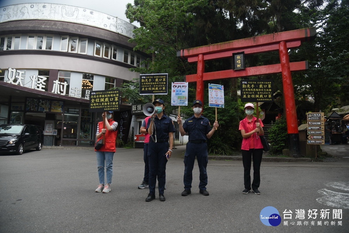 南投衛生局警察局觀光處等小組到風景區加強防疫宣導。（縣府提供）