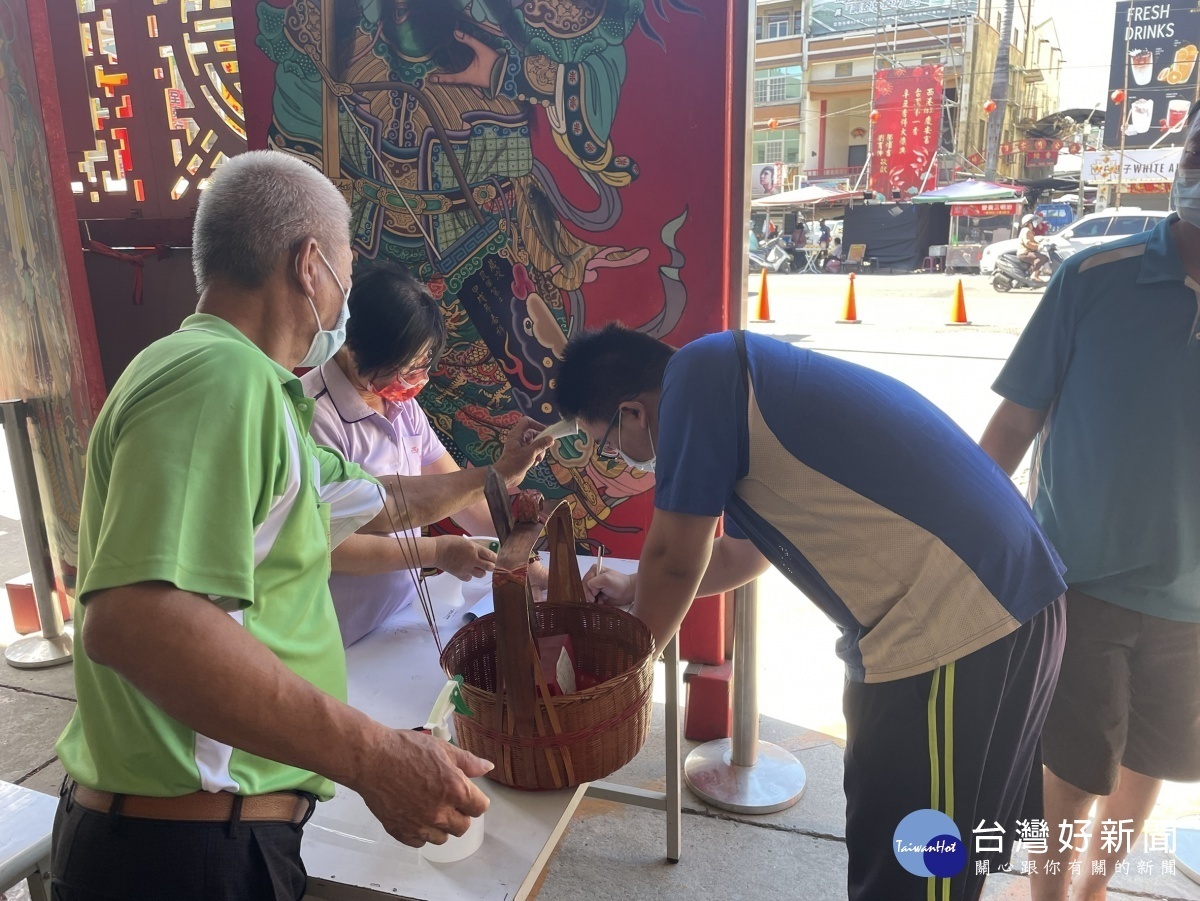 西港慶安宮封鎖各出入口,實施「防疫實名制」。
