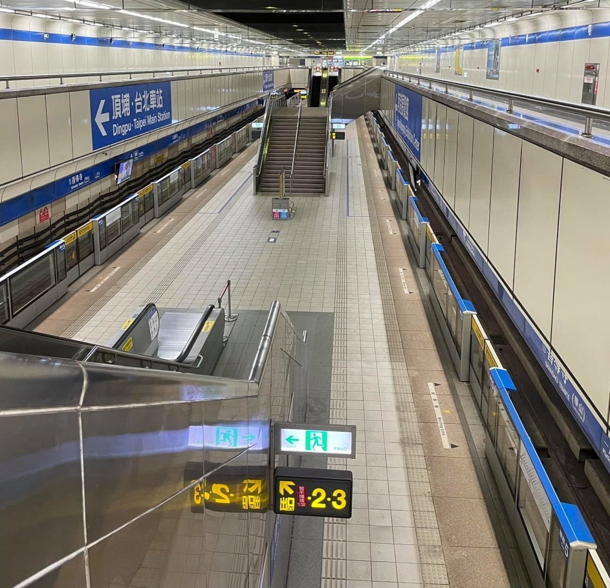 本土疫情大爆發,板南線空盪盪(圖/翻攝臉書路上觀察學院)