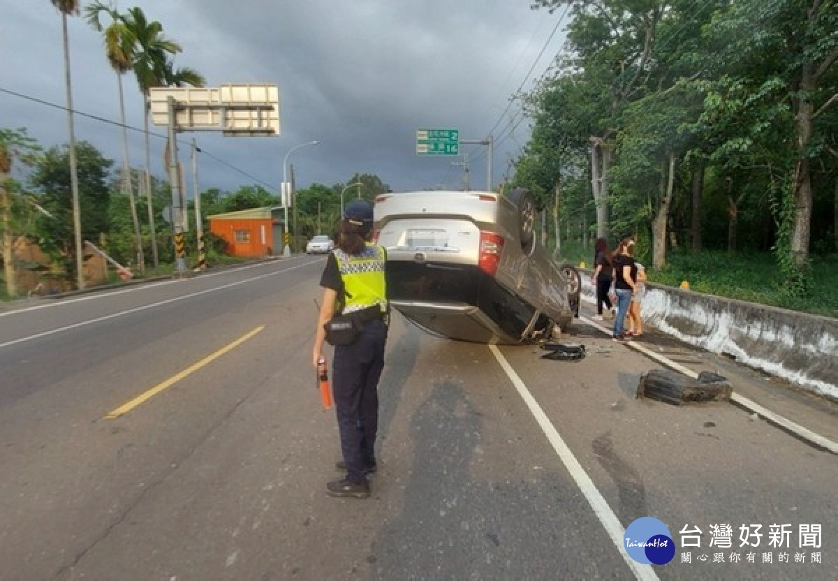 自小客車過彎時爆胎失控不慎自撞路邊護欄翻覆,警方見狀立即鳴笛救援,維護現場交通秩序,所幸駕駛僅皮外傷。