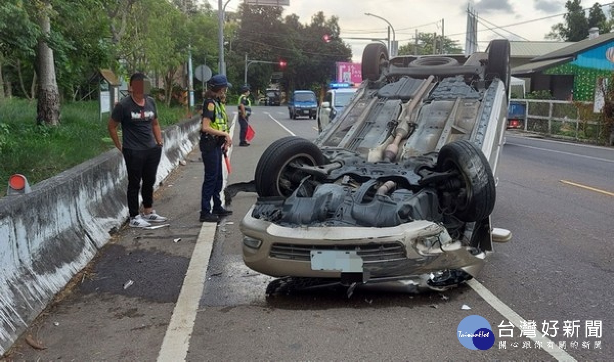 自小客車過彎時爆胎失控不慎自撞路邊護欄翻覆,警方見狀立即鳴笛救援,維護現場交通秩序,所幸駕駛僅皮外傷。