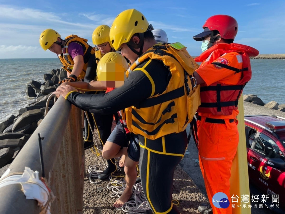 民眾戲水受困消波塊，海巡消防馳援助解圍