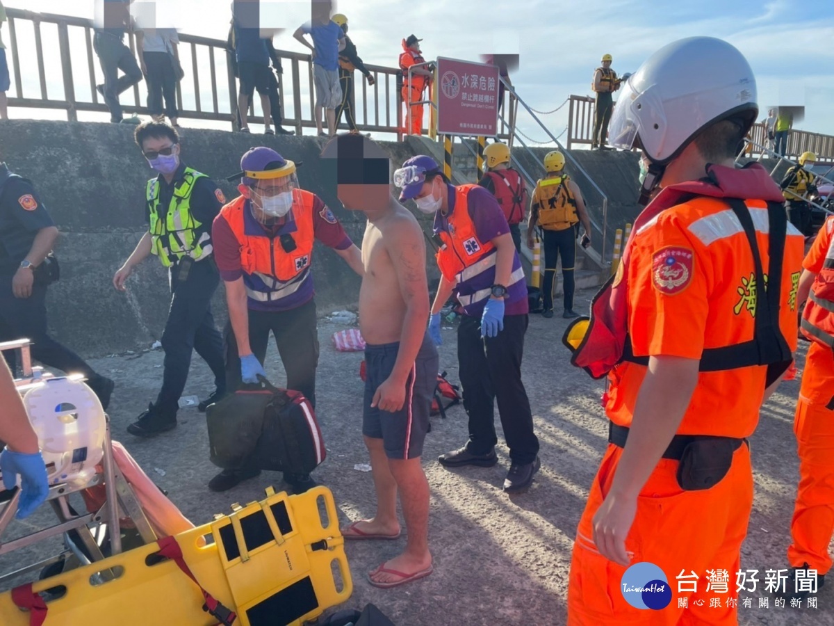 民眾戲水受困消波塊,海巡消防馳援助解圍