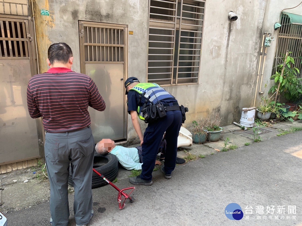 7旬老翁熱倒路旁,平鎮警發現急馳援