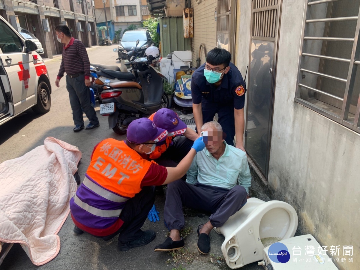 7旬老翁熱倒路旁,平鎮警發現急馳援