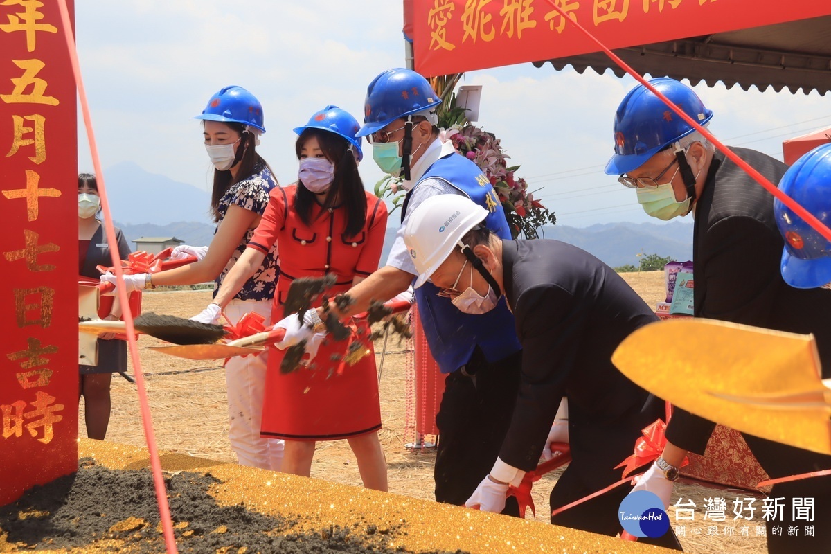 許立委林縣長陳總裁等為動工執鏟。（記者扶小萍攝）