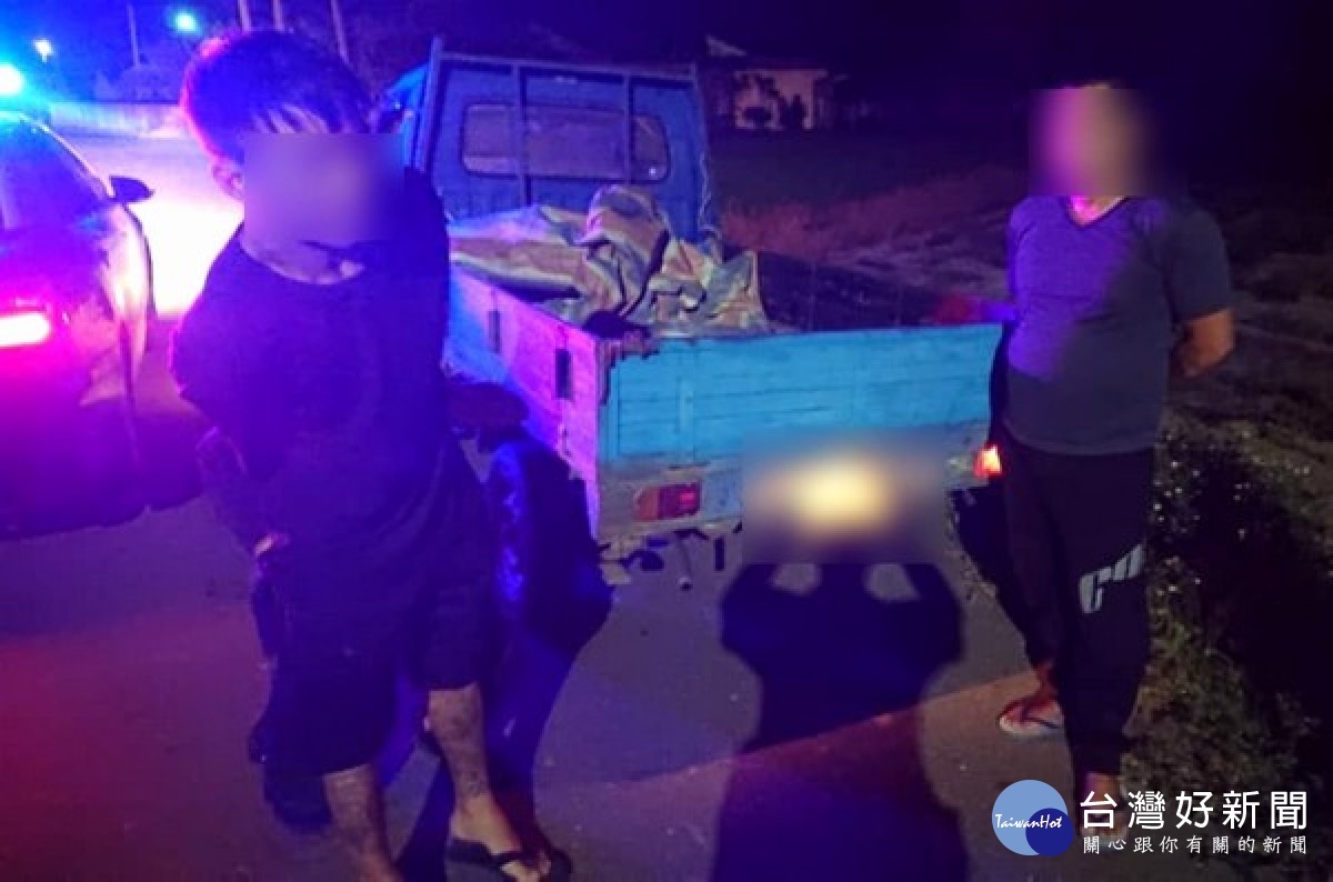 臺西警方獲報攔阻竊車嫌犯,各警所火速支援實施圍捕,警車鳴笛攔住犯嫌車輛,成功將涉嫌偷竊的兩名男子緝捕到案。