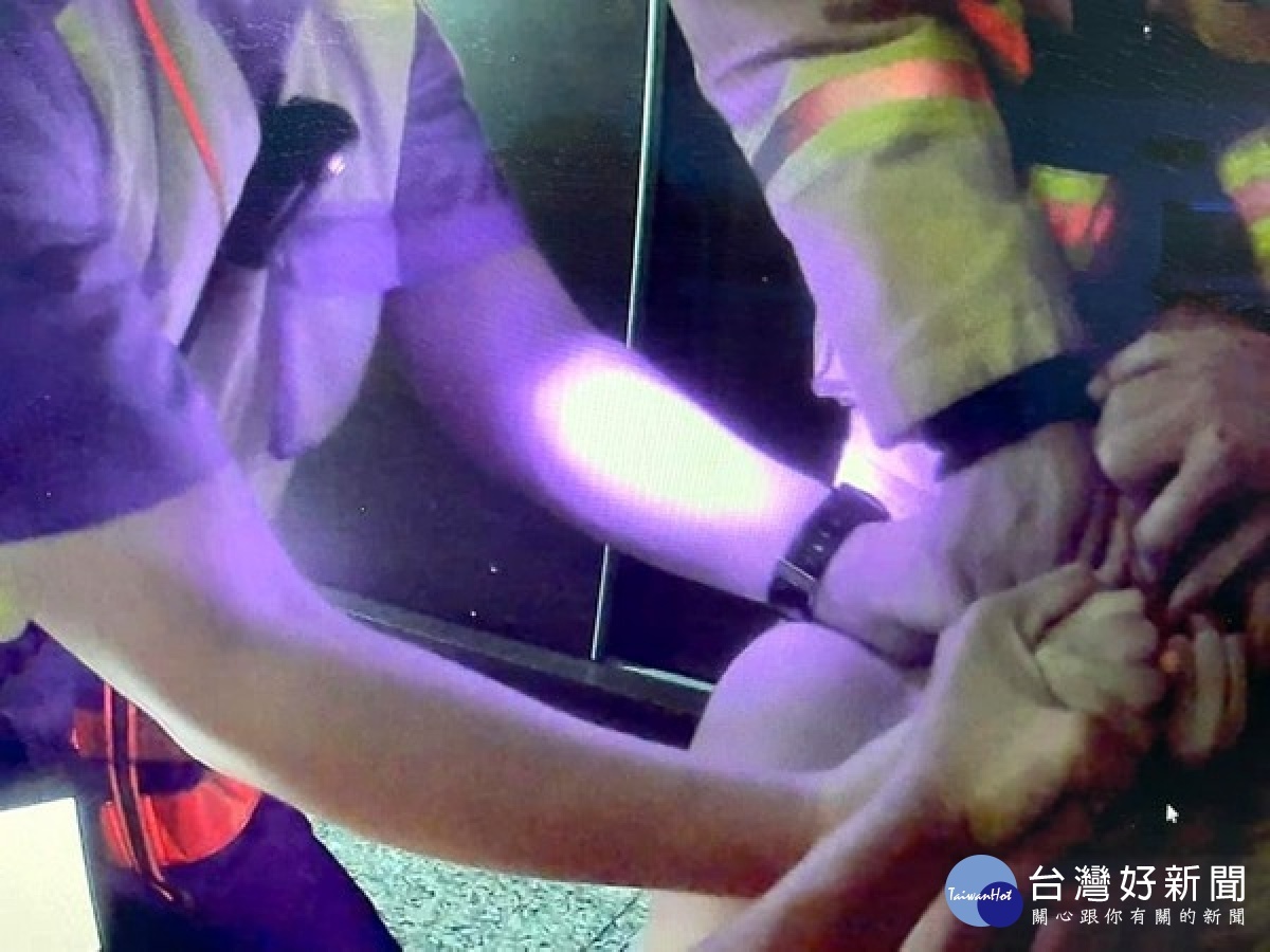 臺西警方獲報女子欲自殺,員警立即到場配合消防隊破門,奪下女子手中的刀械,並耐心安撫她的情緒,隨後通報社會局協助安置化險為夷。