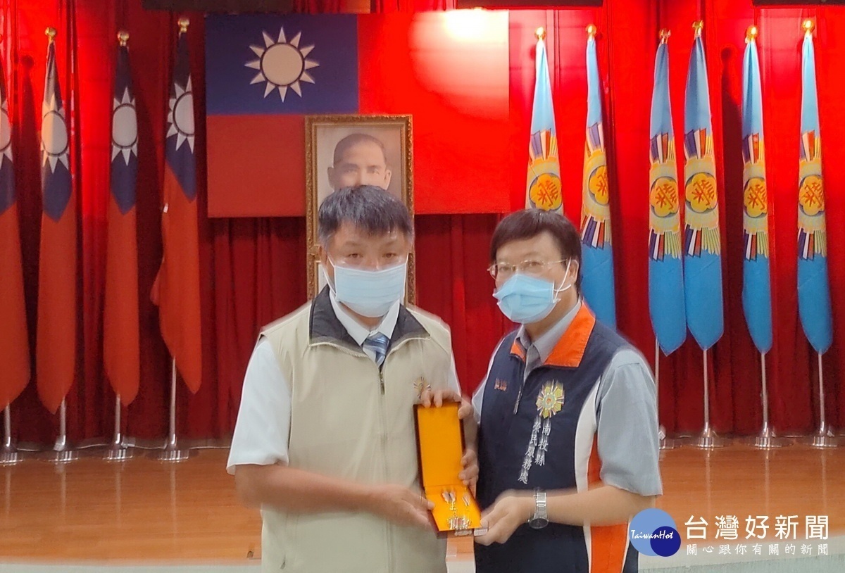 李文忠副主委代表追贈榮光二等獎章。(榮服處提供)