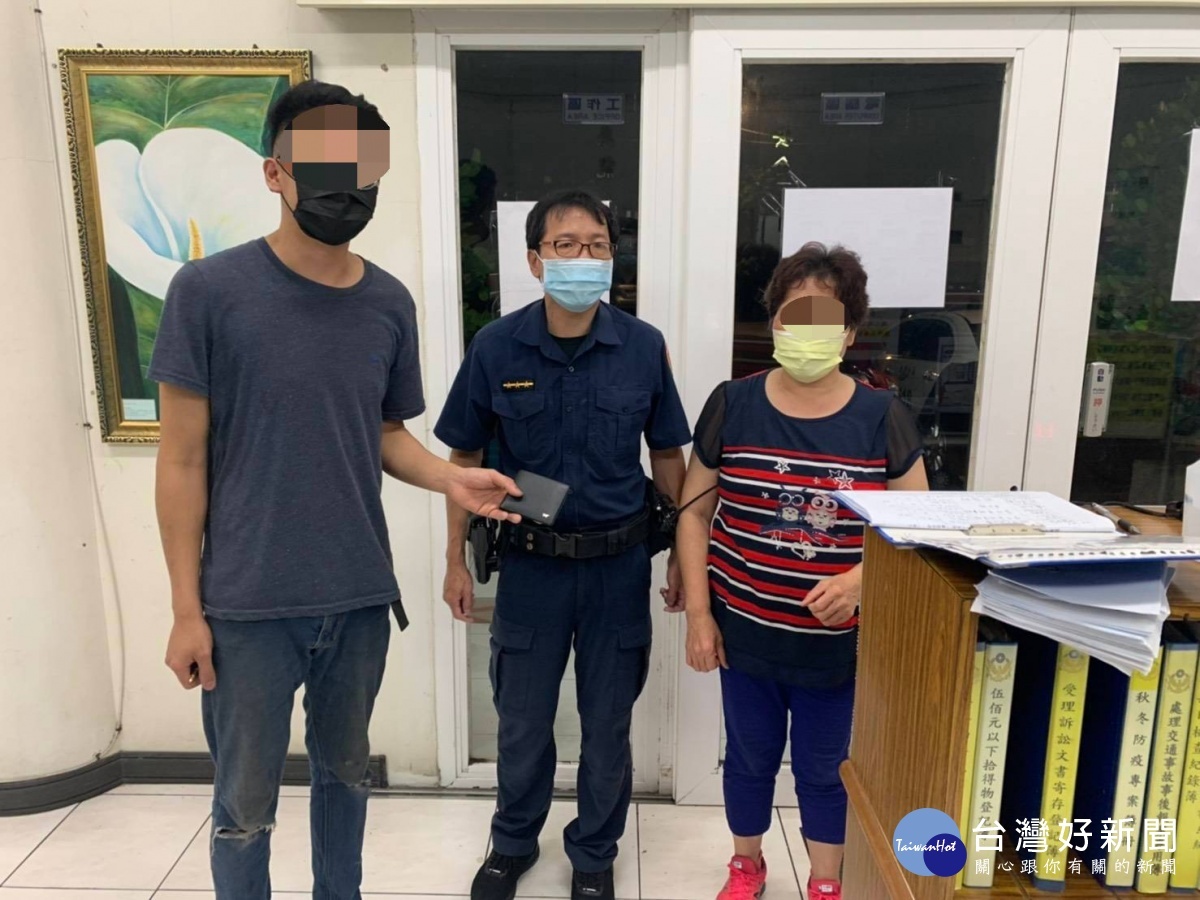 戴男看見錢包失而復得,不斷向員警及婦人道謝