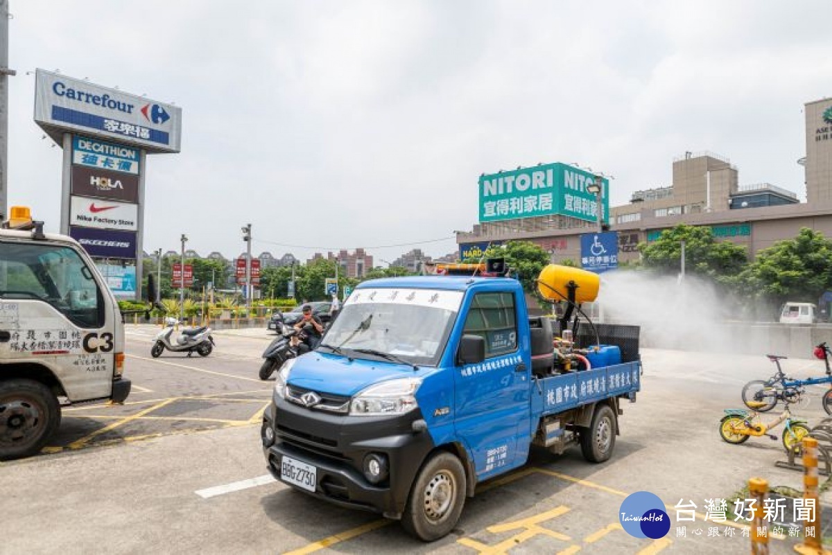 防疫消毒車進行賣場周邊消毒作業