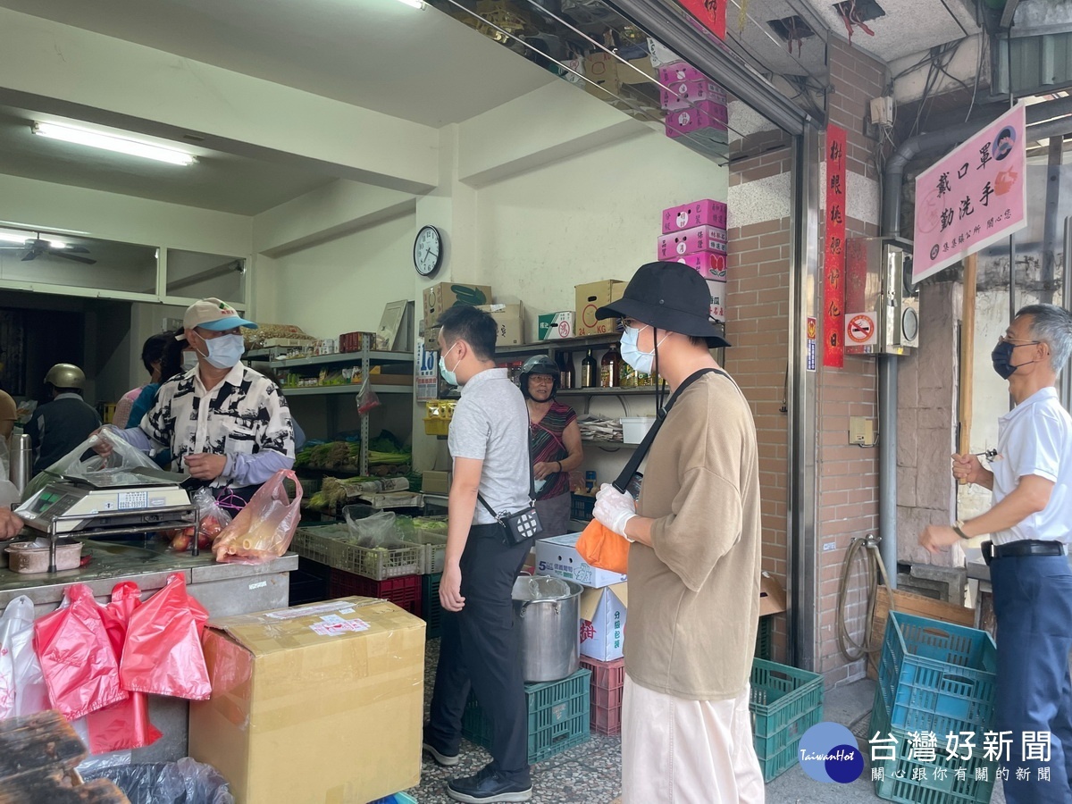 集集鎮長陳紀衡巡視菜市場、店家與攤販,宣傳「戴口罩 勤洗手」。