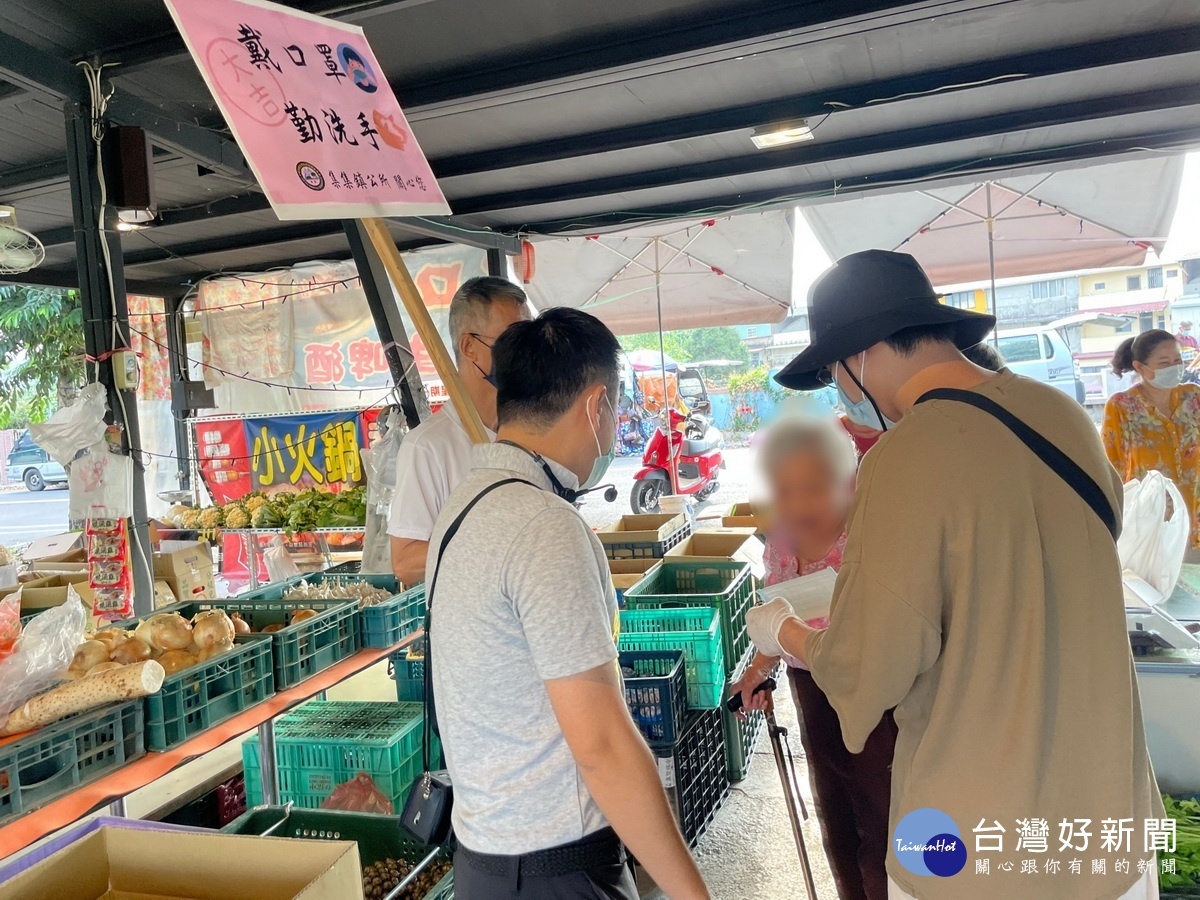 發放口罩給未戴口罩之民眾,並盯嚀一定要配戴口罩。
