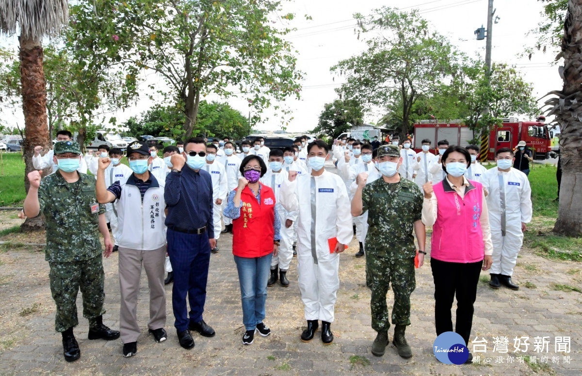 十軍團36化學兵群支援重點區域消毒,王惠美偕同副縣長洪榮章與十軍團政戰主任莊少將、彰化縣後備指揮部指揮官巫上校、溪湖鎮長黃瑞珠、彰化縣軍人服務站長劉訓誠、埔心社區理事長許增鏞等人一同前往現地致贈加菜金,感謝備極辛苦的官士兵們。圖/彰化縣政府提供
