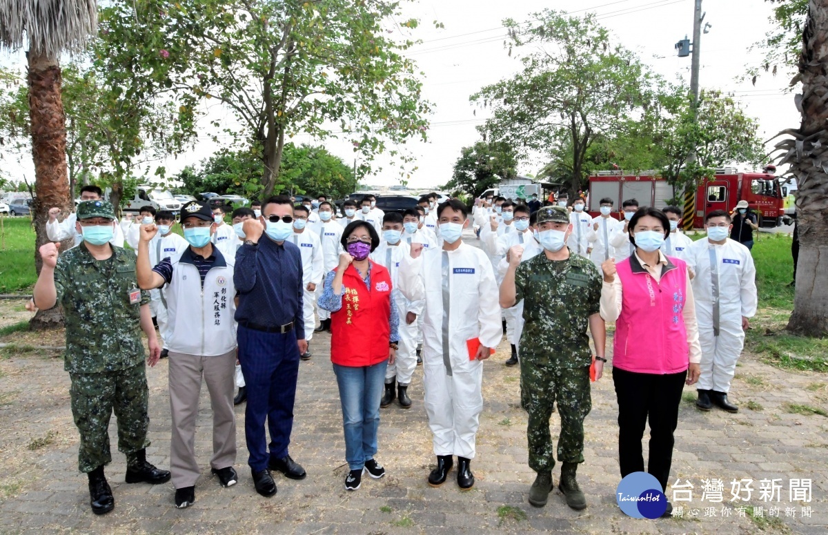 十軍團36化學兵群支援重點區域消毒，王惠美偕同副縣長洪榮章與十軍團政戰主任莊少將、彰化縣後備指揮部指揮官巫上校、溪湖鎮長黃瑞珠、彰化縣軍人服務站長劉訓誠、埔心社區理事長許增鏞等人一同前往現地致贈加菜金，感謝備極辛苦的官士兵們。圖／彰化縣政府提供