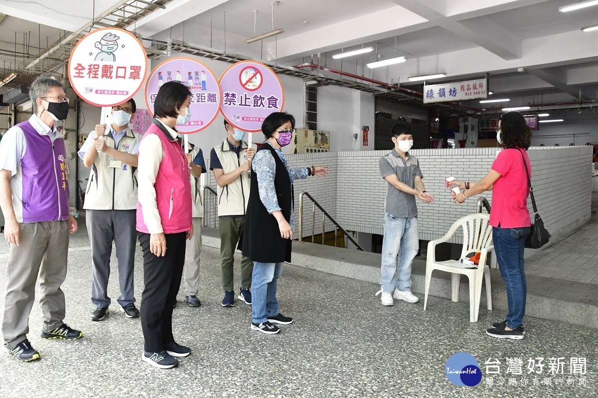 彰化縣長王惠美與溪湖鎮長黃瑞珠今日特別視察溪湖鎮公有市場防疫執行情形。圖/彰化縣政府提供