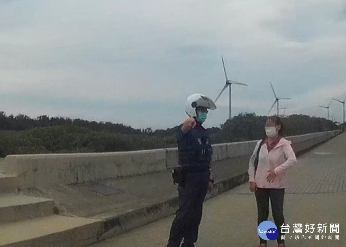 彭姓婦人心情不佳,員警好說歹說成功地將婦人勸到派出所休息