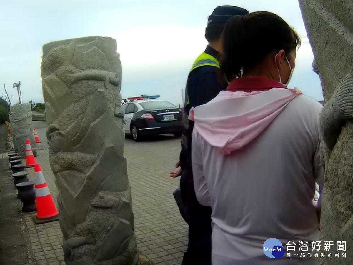 彭姓婦人心情不佳,員警好說歹說成功地將婦人勸到派出所休息