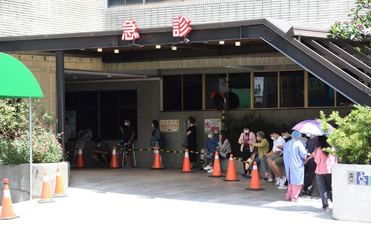 新冠肺炎情勢嚴峻,匡列接觸者和民眾擔心染病自行求醫者倍數提高,已塞爆全台急診室,嚴重影響急重症運行量能。圖/彰基醫院提供