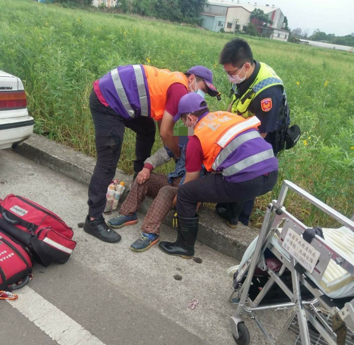 老婦外出做回收身體不適坐路旁,熱心警協助就醫