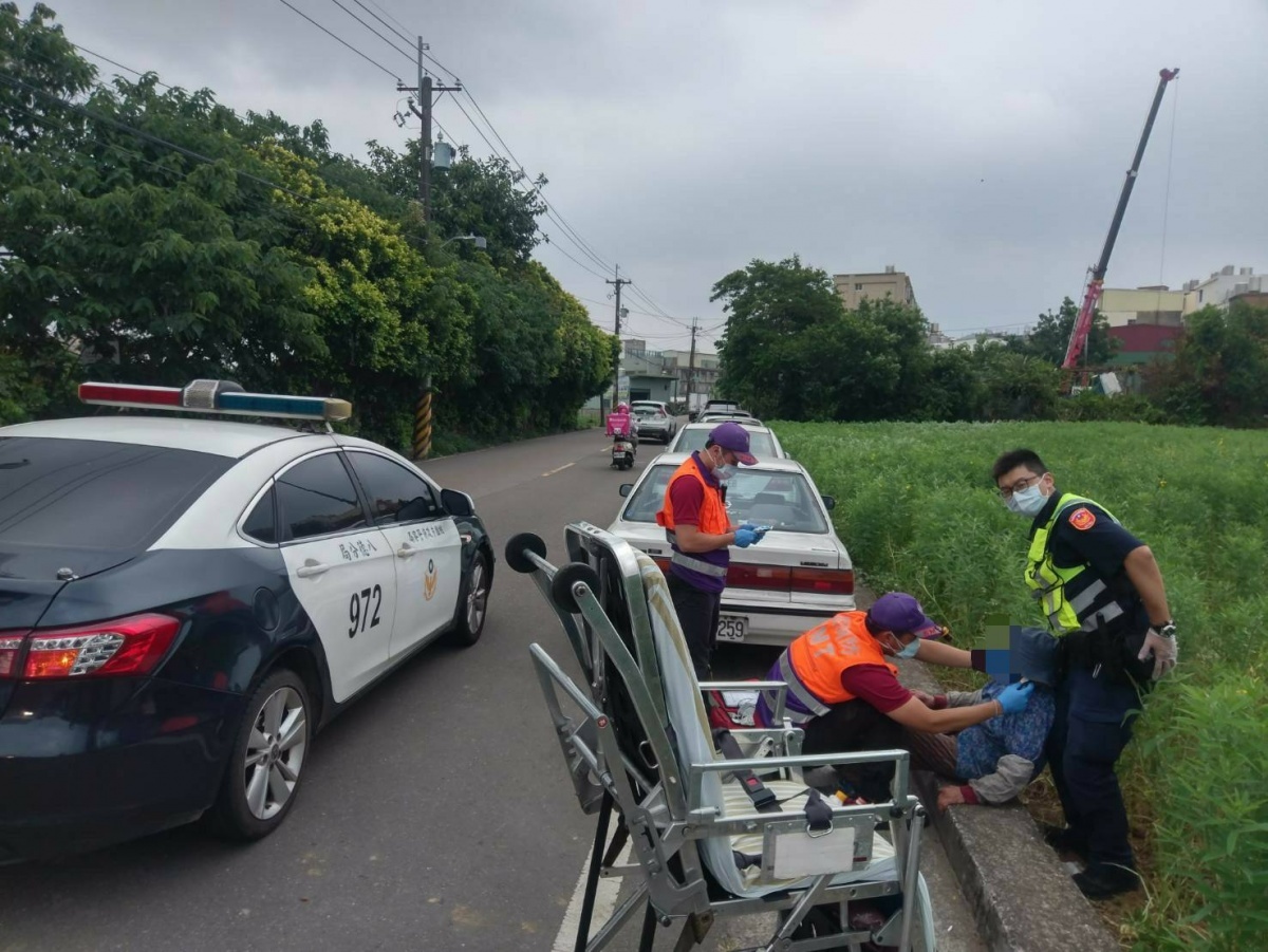 老婦外出做回收身體不適坐路旁,熱心警協助就醫