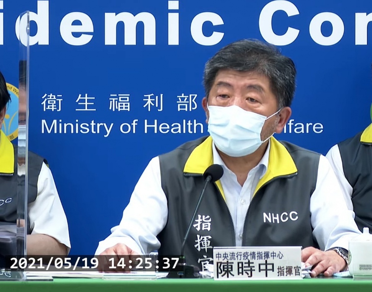 揮官陳時中表示,新一批AZ批疫苗效期到8月31日,指揮中心會控管一部分的疫苗,供應第一線醫護人員和第一線防疫人員使用。(圖/衛福部疾管署YouTube)