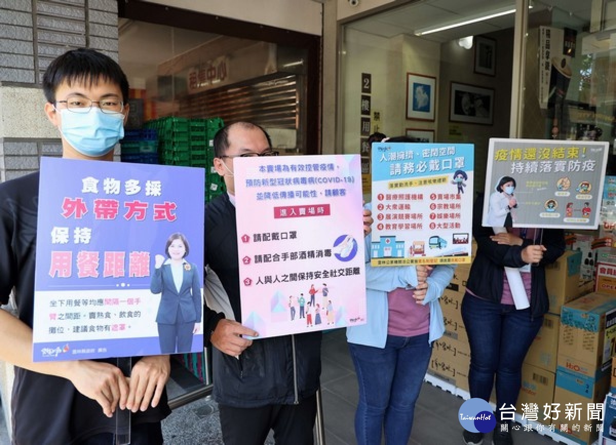 雲林縣長張麗善前往視察學區附近便利超商防疫執行狀況，持續針對公共場所加強宣導相關防疫措施。
