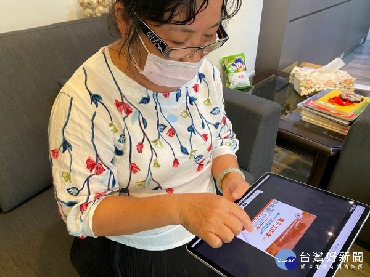 虎尾就業中心為避免人群移動、提升感染風險,推出「工作電子書」,讓民眾靠著一指神功就能宅在家找工作。