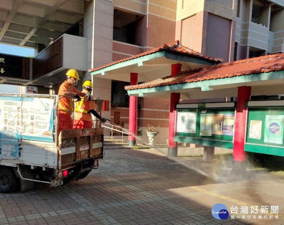各鄉鎮市公所環境消毒不停歇，持續於戶外公共場所、民生熱點及確診者足跡場域，加強消毒作業，確保環境安全。