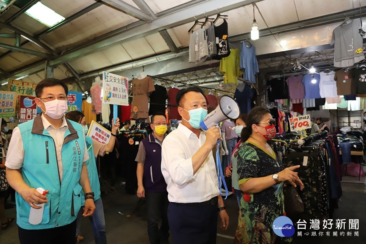 翁章梁到傳統市場進行防疫宣導/陳致愷翻攝