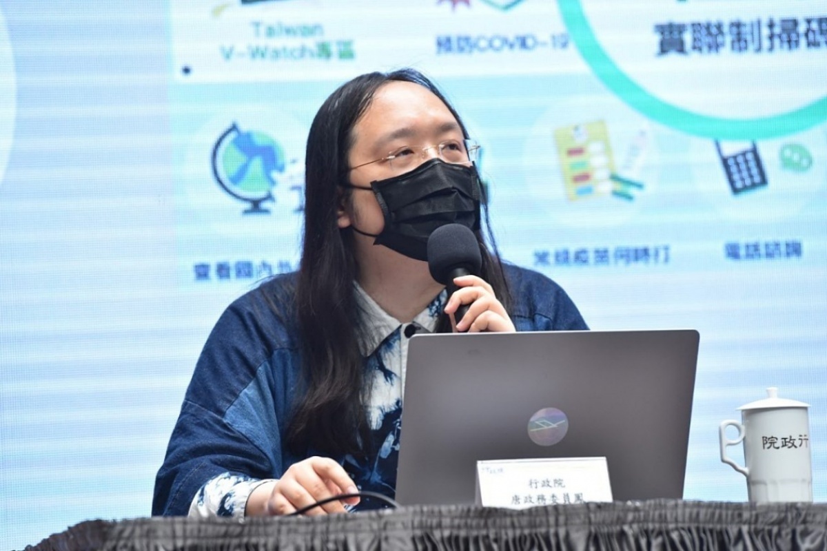唐鳳表示,「簡訊實聯制」所發送的簡訊均由電信業者吸收費用,完全免費,也不會留下個資給店家。(圖/行政院)