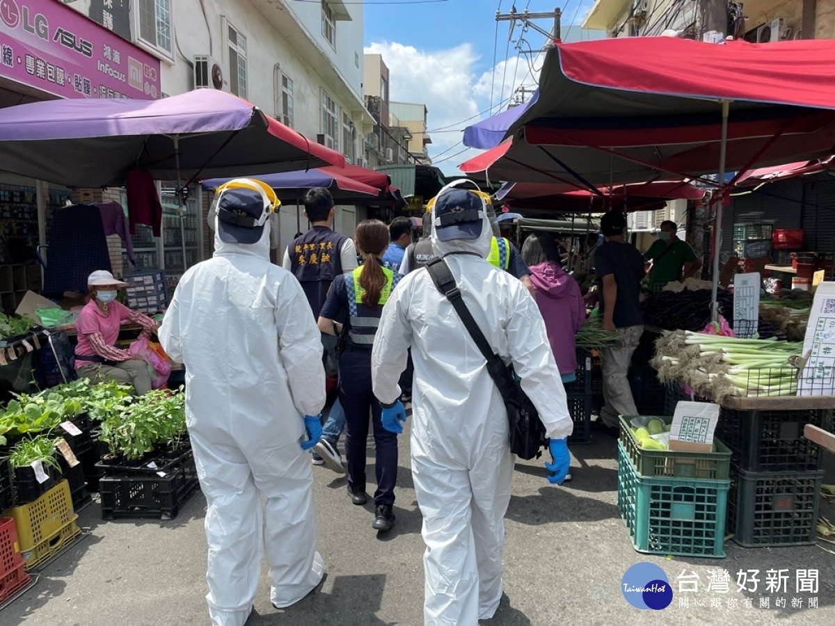 取締聯合稽查的員警,全程配戴口罩及護目鏡,隨身攜帶酒精消毒