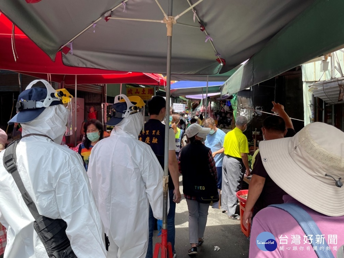 取締聯合稽查的員警,全程配戴口罩及護目鏡,隨身攜帶酒精消毒