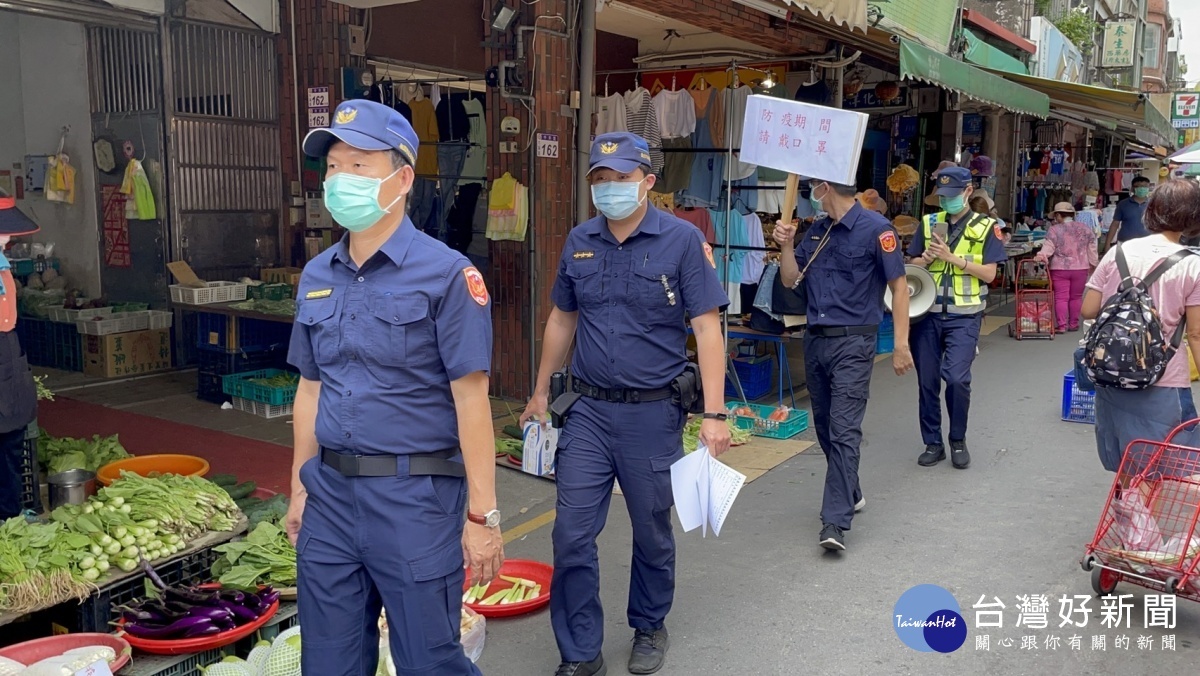 大溪警分局由副分局長蘇士誠帶隊,現地實施稽查,一旦發現有未戴口罩者,將嚴正執法