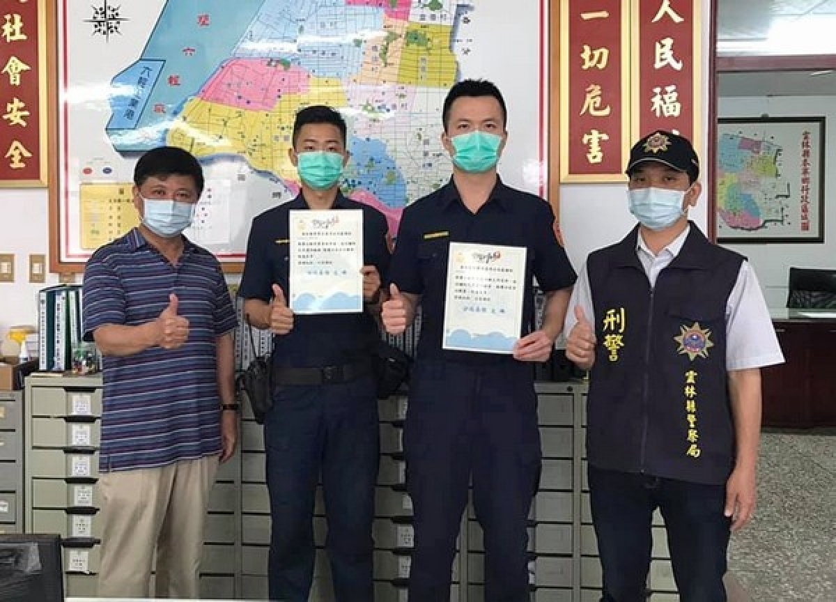 臺西分局長張文峰為表彰郵局行員及員警積極處置作為,特贈送感謝狀及禮盒,肯定警民成功聯手防詐。