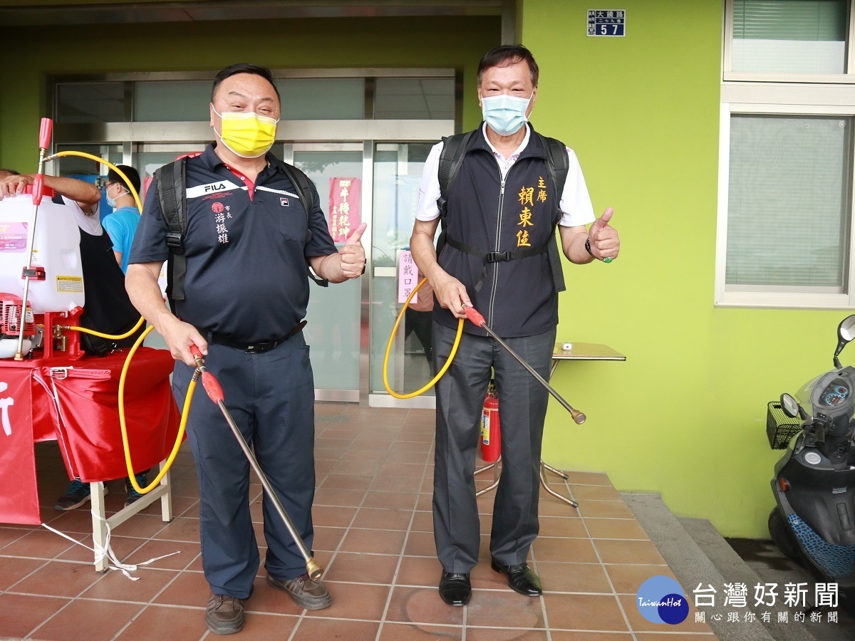 為對抗疫情 福寧宮及玉天宮捐贈市公所10台背負式噴霧機