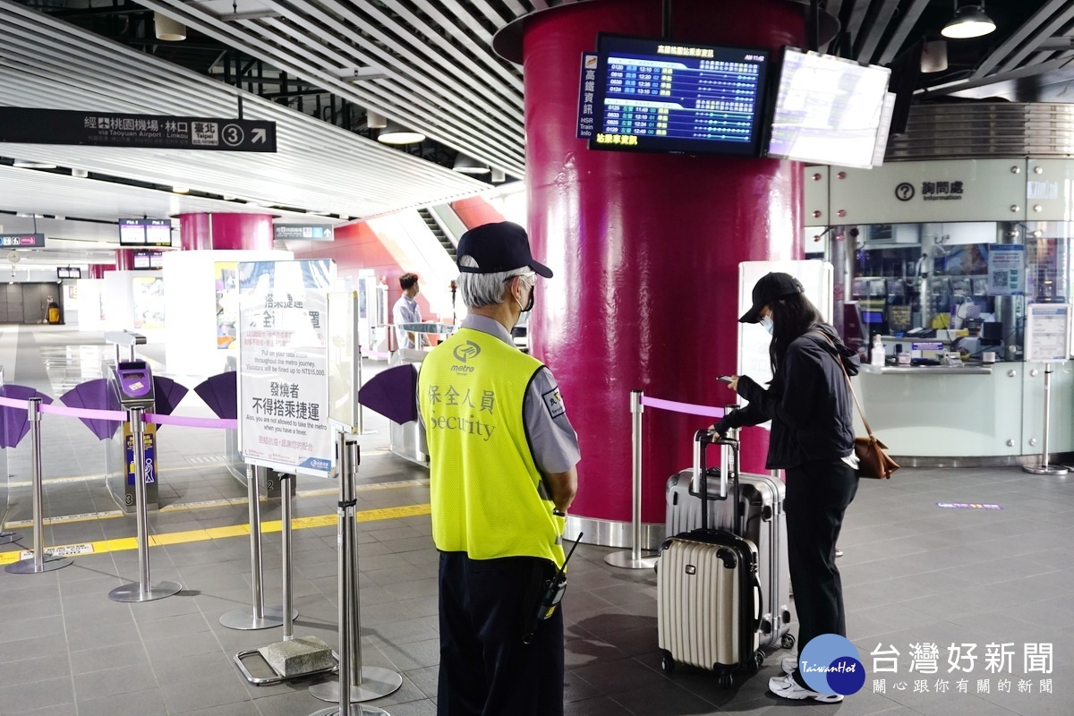 因應全國疫情三級警戒，機場捷運防疫升級作為，民眾進入配合使用「簡訊實聯制QR Code」系統。