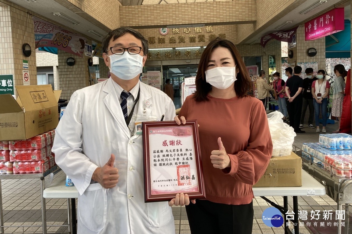 洪院長回贈感謝狀。(立委服務處提供)
