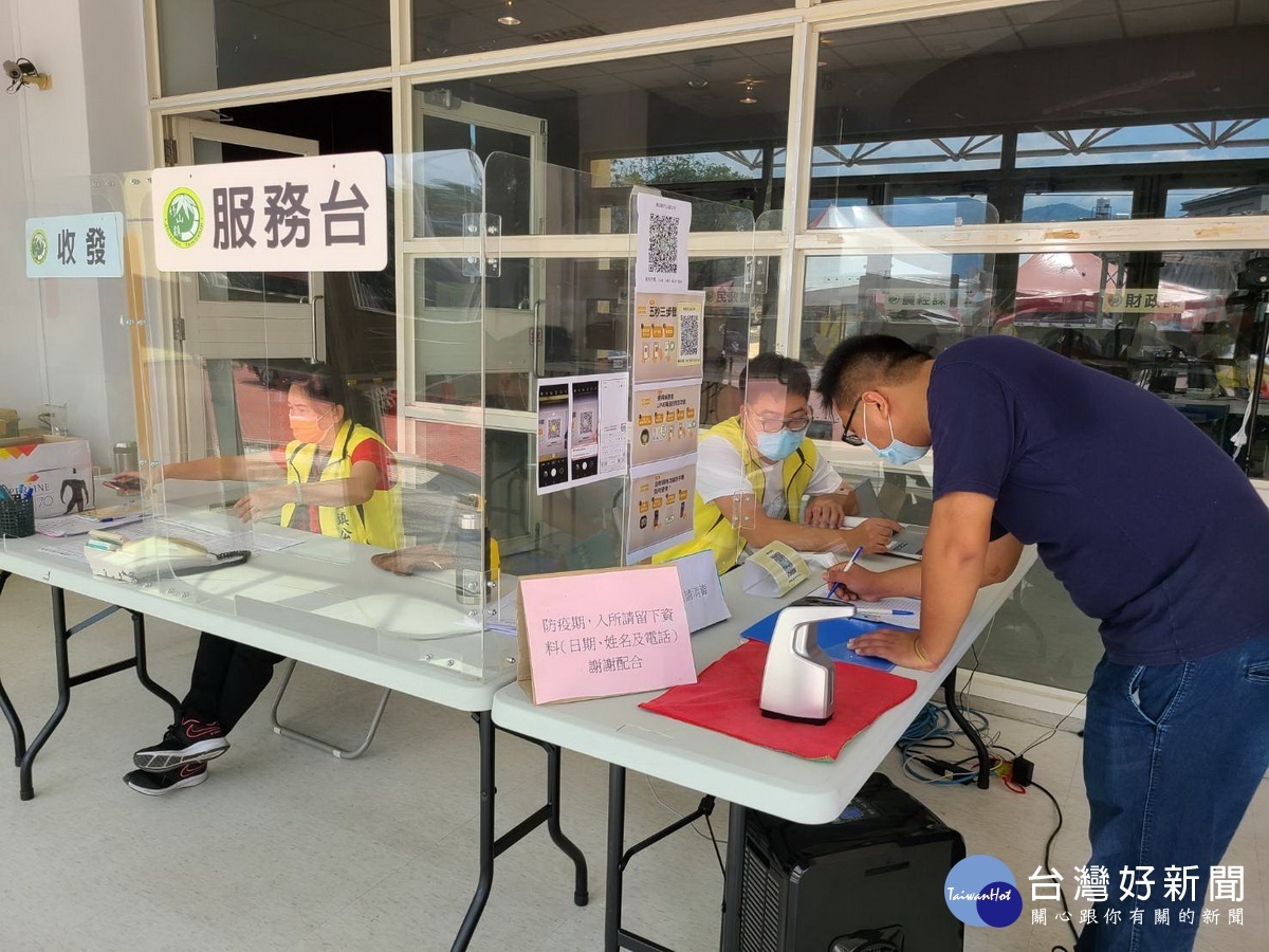民眾一律以實名制洽公。(竹山公所提供)